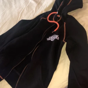 Cool munkjacka. - Köptes för 499kr men säljs för 100 kr då den inte kommer till användning. Superfint skick! Skriv för mer information osv.