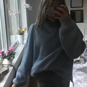 Stickad tröja  - En blå stickad tröja från Anine bings sammarbete med hm. Frakt ingår inte i priset :)