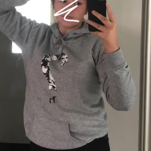 xxxtentacion - Säljer denna otroligt fina xxxtentacion tröjan då jag är i behov av annat. Köptes för 600 med 100 frakt, använd 3 gånger. Tvättad, inga skador, inga fläckar 🥰 frakten kommer ligga på 50 kronor och ingår inte i priset