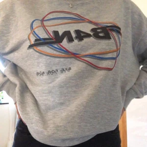 Grå tröja - Snygg tröja med tryck från pull and bear! Betalning sker via swish(köparen betalar för eventuell frakt, eller mötas upp!)💞💞