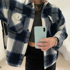 Zara skjortjacka  - Säljer denna populära och snygga skjortjackan från zara, aldrig använd bara testad. Nypris 559kr 