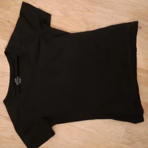 Svart tränibgströja  - Detta är en t-shirt som är skön att träna i, den andas bra och är perfekt för längre träninspass