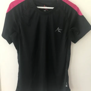 Svart träningstopp - Svart tränings topp med rosa axlar✨ Från High Mountain Strl XXL✨ Använd 1 gång