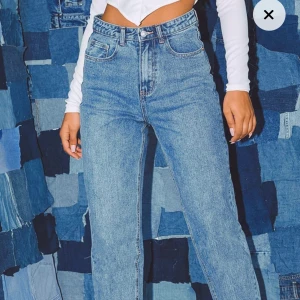 Jeans  - Jätte fina prettylittlething mom jeans, tyvärr så passar de inte mig då jag är lite liten😢 dock sjukt snygga. Skriv för fler bilder.köpt för 25 pund💕💕frakt tillkommer på 50kr