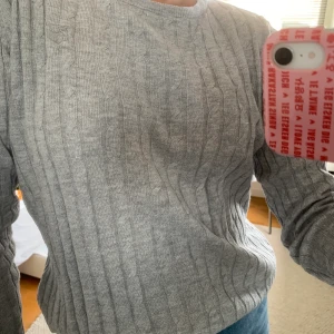 Grå stickad tröja - Grå stickad tröja från KappAhl. Väl använd men i bra skick! Köparen står för frakten(: