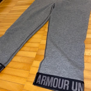 Under armour kläder - Underarmour träningstights och sport-bh! 50kr/var 😊 säljer fler träningskläder på sidan!