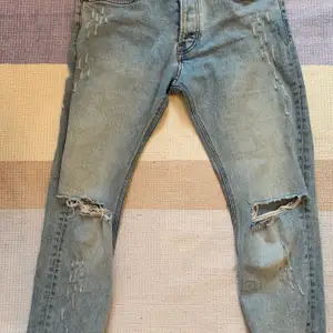 Snygga nästan oanvända jeans H&M med lite slitningar och dragkedja vid fötterna på båda, Riktigt snygga detaljer⚡️
