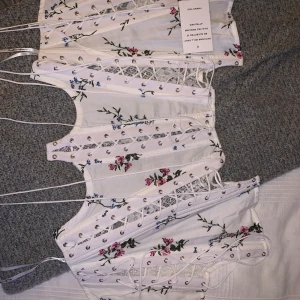 Korsett - Vit blommig korsett med snörning