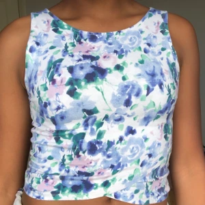 Topp - Söt topp från bikbok, knappt använd