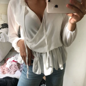 Tröja - Jättefin vit tröja! Går både att ha uppknuten och knuten. Bra skick, ett bar användningar bara. 