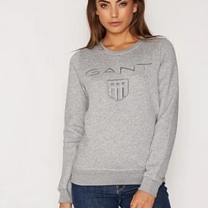 Tröja - Samma tröja som på första bilden fast i svart. Tröja från Gant. Fraktar eller möts i Stockholm. För fler bilder eller vd frågor, hör gärna av dig🖤