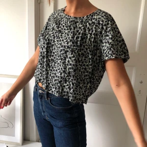 Mönstrad t-shirt⭐️ - Jättefin topp från monki🌼 säljer för 70kr +frakt. Är i storlek M, men skulle säga XS-S
