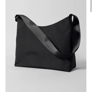 Shopper från Weekday  - Stor Axel/crossbody väska (beroende på hur man vill bära den) från Weekday. Sparsamt använd men har tyvärr tröttnat. Nypris är 350 och jag har knappt använt min