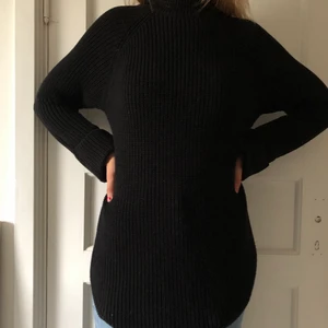 Stickad tröja - Stickad tröja/klänning🍁 knappt använd och i jättebra skick, inte riktigt min stil längre dock