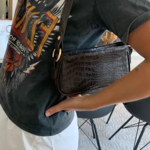 Väska  - Säljer denna bruna axelremsväska som är inköpt på asos. Sparsamt använd! Slutsåld på asos hemsida. 