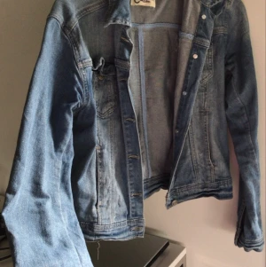 Jeansjacka - Blå jeansjacka i storlek  (S) 50kr + frakt✨