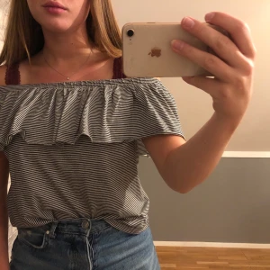 Randig offshoulder tröja  - Säljer denna fina blus. Jätte skönt material. Jag vet inte vad det är för märke kommer inte ihåg vart jag köpre den men tror det var bubbleroom. Det står RR på lappen. Vet ej storleken solen skulle säga M/S