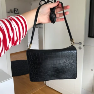 Svart handväska - Svartläderväska från Hm. Frakt ingår ej.