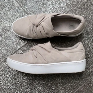 Beiga skor - Säljer dessa skor då dom är för stora och inte kommer till användning. Skorna är i ett bra skick. Storlek 39. Pris:200kr + frakt