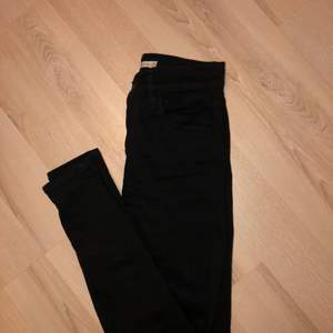 Jätte fina svarta Levis jeans. Säljer pga fel storlek, knappt använda så super fint skick, Priset kan diskuteras☺️