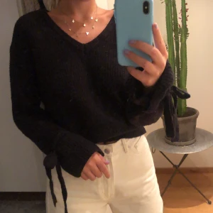 Linn Ahlborg x NA-KD - Fin tröja med knyte på armarna, fint skick tyvärr inte min stil längre!🥰 strl xs men passar även s