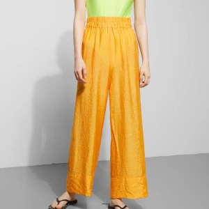 Gula byxor från Weekday - köpte dessa svinsnygga byxor 2018 och har ALDRIG använt dem för att de är för små på mig 😫 har inte sålt dem tidigare då jag verkligen velat behålla dem men eftersom att de inte kommer till användning alls så är det dags nu! nyskick, lappen är fortfarande på. köpta för 400kr och säljs för 150 + frakt 💕