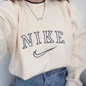 Vintage collegetröja - Intressekoll, lånad bild💜säljer vid bra pris. tröja ifrån Nike. Är oversize då jag bär S. 200kr+frakt, högsta bud: 650kr+frakt. Avslutas kl 16 söndag