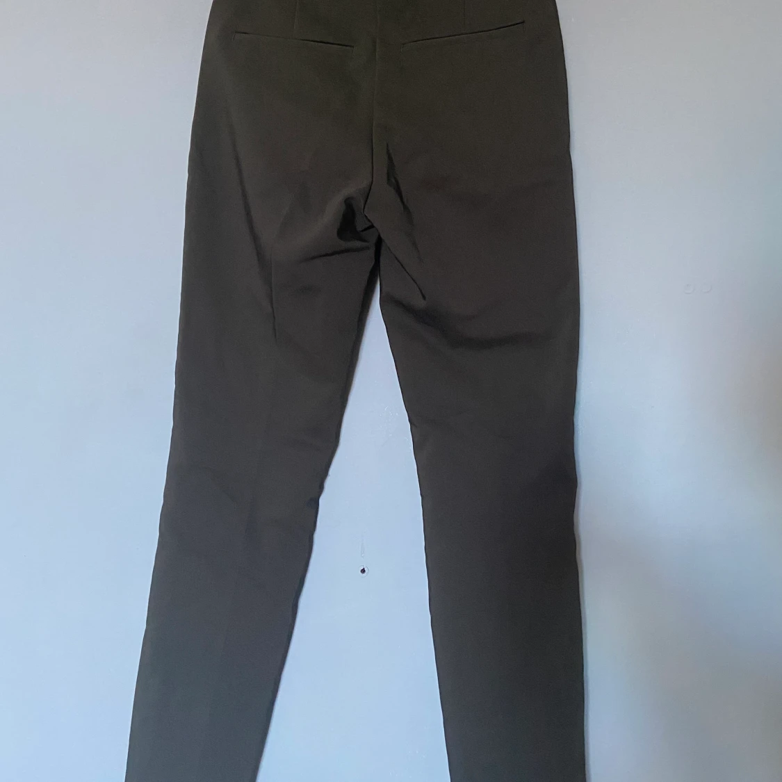 Oanvända mörkgröna kostymbyxor - 90