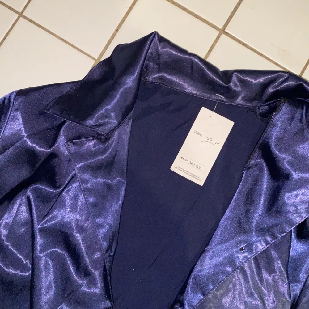Supersnygg blå skjorta i som silke i storlek 36! Kan stylas väldigt coolt och snyggt både tight och oversized så kan passa 32-36 kanske 👍🏼 Tagit med blixt så den är inte lika glansig i verkligheten. . Skjortor.