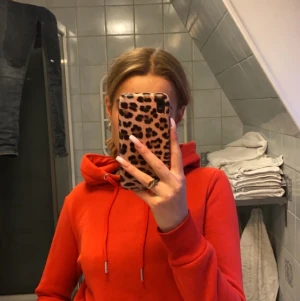 Röd hoddie från primark - säljer min röda hoddie från primark. Jättebra passform.  Den ser lite mer orange ut på bilderna men den är en vanlig röd färg i verkligheten med inga toner av orange. Storlek 34 ✨