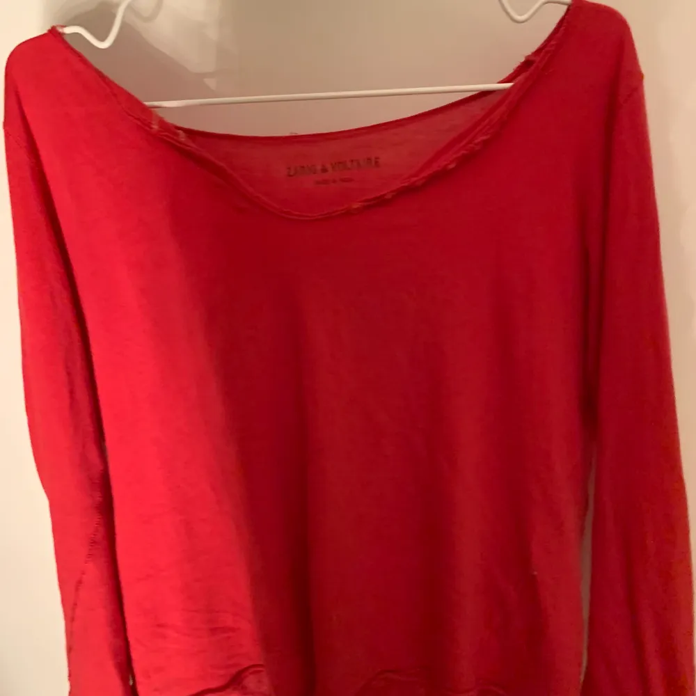Röd långärmad tröja från zadig köpt i zadig butiken inne i stan😝kan mötas up i Stockholm samt frakta. Tröjor & Koftor.