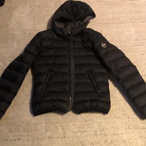 Colmar jacka i storlek 42 (S) - Säljer min colmar jacka p.g.a att jag inte längre finner någon användning för den. Jackan är så gott som ny och har använts väldigt sparsamt. Jag köpte jackan på best of brands för 2 år sedan. Nypriset låg på 5000kr