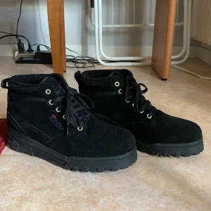 Kängor Fila storlek 39 - Filakängor storlek 39 i nyskick. Använda 1 gång för test men har sedan förra året stått i min garderob oanvända pga för stor storlek. Skorna är true to size, har vanligtvis 38 i skostorlek och dessa är som sagt lite stora. Köparen står för frakt eller så kan jag mötas upp i Jönköping :) 