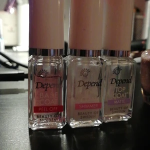 Nagellack - Depend peel Off base coat, använt 2 ggr. Funkar jätte fint! - 15kr Depend Shimmer top coat finns hälften kvar och jätte fint Shimmer och glitter top coat! - 10kr Depend Matte Top Coat som finns en fjärde del kvar och är jätte fin! - 5kr Technic nagellack i färgen Pink Ladies som är råsa metallic med guld glitter och har använt en gång - 25kr IsaDora nagellack med mer ungefär två tredjedelar kvar i färgen Cool Camel som är brunaktig neutral- 20kr Rött glittrigt nagellack i färgen 01 från Glam of Sweden som finns hälften kvar av - 15kr Kicks nagellack i färgen Puppy Love som hälften finns kvar av - 15kr