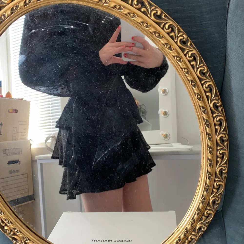 En fin svart volang klänning oanvänd, pris kan diskuteras . Klänningar.