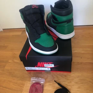 Air Jordan 1 Pine Green high - Säljer mina favvojordans!! Köpta på footlocker och har kvittot kvar. Storlek 40,5 och skickar med OG box och skosnören (röda+svarta) Fraktar eller möts upp i stockholm💕 Kom med bud! H/o just nu: 2350