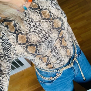 Ormskinnströja - Svinsnygg långärmad tröja från madlady som enbart är testad. Lappar kvar. Tyvärr inte kommit till användning. Priset är med frakt. Fotar när jag postar.