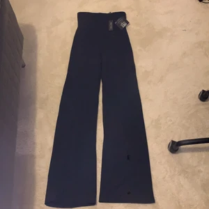 Raka kostymbyxor  - Säljer dehär raka svarta kostymbyxorna från Nelly. Jag har aldrig använt dessa prislappen är kvar. De sitter jättebra på och är väldigt sköna. Storlek s 