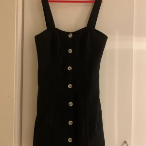 Svart klänning - Oanvänd svart klänning från H&M. Storlek XS. 