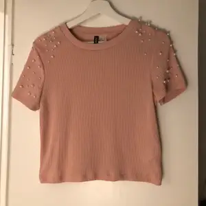 Ljusrosa T-shirt med pärlor från HM i Stl S