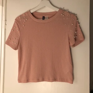 Rosa T-shirt  - Ljusrosa T-shirt med pärlor från HM i Stl S