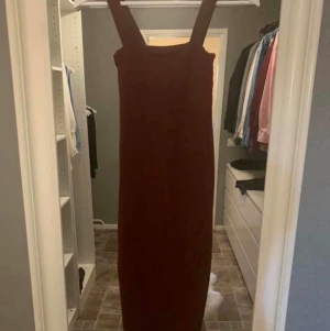 Klänning  - Klänning i stl S i mkt fint skick 👗 hämtas på plats eller skickas gratis 📦