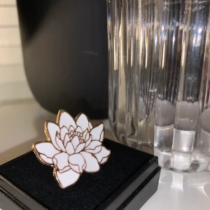 Flower pin - Fin pin för väska, jacka osv