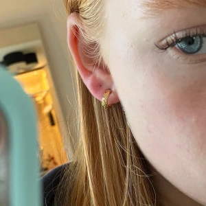 Guld örhängen ringar - Säljer mina små guld ”hoops”! Så söta och fina, frakt tillkommer🌟🌟