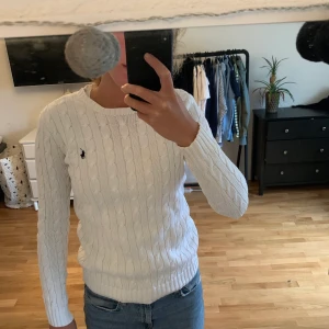 Ralph Lauren kabelstickad tröja  - Vit kabelstickad tröja från Ralph Lauren storlek M, säljs för 100kr + frakt, köptes för 1200kr 