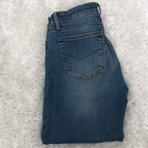 Ett par crocker jeans super skinny i strl w 27 och längd 34! Perfekta till folk med långa ben! Låga i midjan! Har en liten slitning vid skärphällan (se bild) 100 kr + frakt 