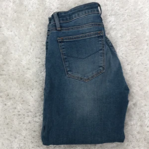 Crocker jeans - Ett par crocker jeans super skinny i strl w 27 och längd 34! Perfekta till folk med långa ben! Låga i midjan! Har en liten slitning vid skärphällan (se bild) 100 kr + frakt 
