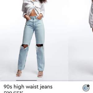 Säljer dessa populära jeans från Gina pga att de är förstora! Jag är 168cm o de sitter över skorna på mig. Budet börjar på 400kr! Men om någon skulle vilja köpa dem direkt så är det 800kr som är max💕 frakten ingår buda privat💕