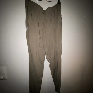 Militärgröna finbyxor stl 44 - Fina militärgröna finbyxor med stretchresår i midjan, stl 44 från H&M. Använda 1 gång. Superfint skick! Kommer från djur- och rökfritt hem. Frakt tillkommer!