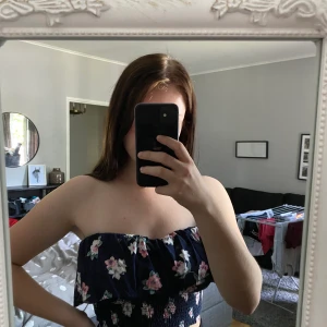 Tubtopp från Hollister  - Säljer en fin tubtopp från Hollister i storlek Xs men den är stretchig så kan passa både större och mindre storlekar. Skön att ha på sig och passar till många olika tillfällen. säljes då den inte kommer till användning mer.